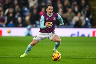 Burnley 'den Connor Roberts 26 Kasım 2024' te Burnley, Burnley 'de Coventry City' ye karşı oynadığı Gökyüzü İddia Şampiyonası maçında topa vuruyor.