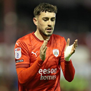 Barnsley 'den Corey O' Keefe 26 Kasım 2024 'te İngiltere' nin Oakwell kentinde oynanan Sky Bet 1 maçında taraftarları alkışlıyor.