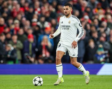 Real Madrid 'den Dani Ceballos, UEFA Şampiyonlar Ligi, Lig Faz MD5 Liverpool Real Madrid Anfield, Liverpool, Birleşik Krallık' ta 27 Kasım 2024 tarihinde top ile koşuyor.