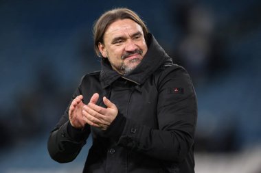 Leeds United 'ın Daniel Farke teknik direktörü 27 Kasım 2024' te Leeds, İngiltere 'de oynanan Sky Bet Şampiyonası maçından sonra taraftarları alkışlıyor.