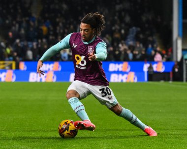 Burnley takımından Luca Koleosho 26 Kasım 2024 'te Burnley, Burnley, Burnley' de Coventry City 'ye karşı oynadığı Gökyüzü İddia Şampiyonası maçında topa vuruyor.