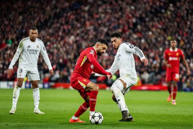 Liverpool 'dan Muhammed Salah, UEFA Şampiyonlar Ligi, Lig Faz MD5 Liverpool - Real Madrid Anfield, Liverpool, Birleşik Krallık' ta 27 Kasım 2024 tarihinde Real Madrid 'den Jude Bellingham tarafından baskı altına alınmıştır.