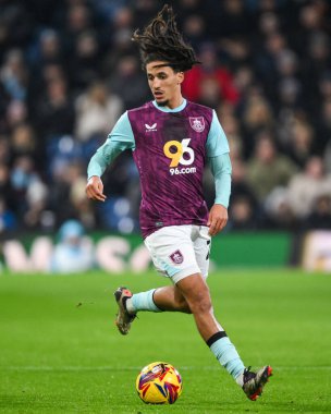 Burnley 'den Hannibal Mejbri 26 Kasım 2024' te Burnley, Burnley, Burnley 'de Coventry City' ye karşı oynadığı Gökyüzü İddia Şampiyonası maçında topa vuruyor.