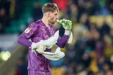 Plymouth Argyle takımından Dan Grimshaw 26 Kasım 2024 'te Norwich City, Norwich Road, Norwich, İngiltere' de Plymouth Argyle maçında FUEL içer.