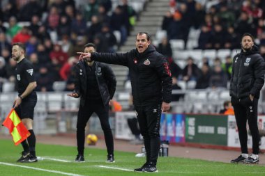 Sunderland takımının teknik direktörü Rgis Le Bris, 26 Kasım 2024 'te Sunderland-West Bromwich Albion maçında takımına talimat verir.
