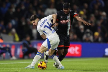 Leeds United 'dan Manor Solomon ve Luton Town' dan Teden Mengi 27 Kasım 2024 'te Leeds Road, Leeds, İngiltere' de oynanan Sky Bet Şampiyonası karşılaşmasında top için mücadele ettiler.