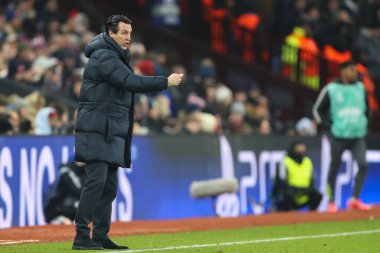 Aston Villa 'nın Unai Emery teknik direktörü oyuncularına UEFA Şampiyonlar Ligi, Lig Faz MD5 maçı sırasında Villa Park, Birmingham, Birleşik Krallık' ta Aston Villa vs Juventus maçında talimat verir.