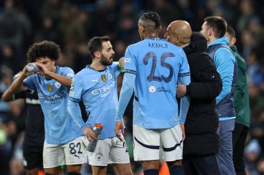 Manchester City 'nin Pep Guardiola teknik direktörü UEFA Şampiyonlar Ligi maçı sırasında Manchester City - Feyenoord Etihad Stadyumu, Manchester, İngiltere, 26 Kasım 2024' te Manuel Akanji 'ye talimat verdi.