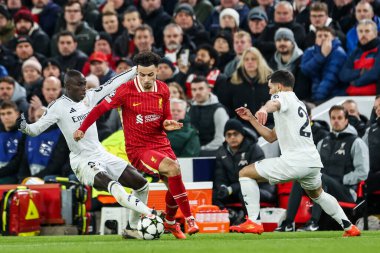 Real Madrid 'den Ferland Mendy, UEFA Şampiyonlar Ligi, Lig Faz MD5 Liverpool - Real Madrid Anfield, Liverpool, Birleşik Krallık' ta 27 Kasım 2024 tarihinde Liverpool Ligi takımlarından Curtis Jones ile top mücadelesi veriyor.