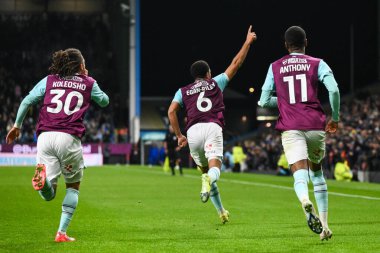 Burnley 'den CJ Egan-Riley, 26 Kasım 2024' te Burnley-Coventry City 'de oynanan Sky Bet Şampiyonası maçında 2-0' lık galibiyetini kutluyor.