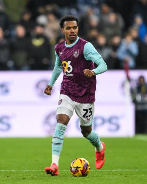 Burnley 'den Lucas Pires, Burnley, Burnley' de Burnley ile Coventry City arasındaki Gökyüzü İddia Şampiyonası maçında topa vuruyor.