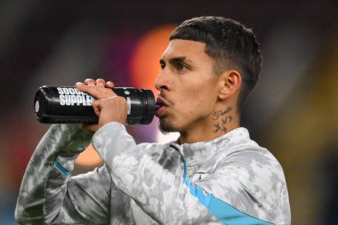 Burnley 'den Jeremy Sarmiento, 26 Kasım 2024' te Burnley, Burnley, Burnley, İngiltere 'de oynanan Sky Bet Şampiyonası karşılaşması öncesinde maç öncesi ısınma maçında bir içki içiyor.