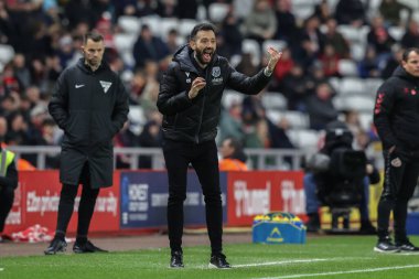 West Bromwich Albion takımının teknik direktörü, 26 Kasım 2024 'te Sunderland-West Bromwich Albion maçında takımına talimat verir.