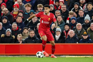 Liverpool 'dan Luis Diaz, UEFA Şampiyonlar Ligi, Lig Faz MD5 Liverpool Real Madrid Anfield, Liverpool, Birleşik Krallık' ta 27 Kasım 2024 tarihinde top ile koşuyor.