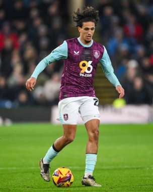 Burnley 'den Hannibal Mejbri 26 Kasım 2024' te Burnley, Burnley, Burnley 'de Coventry City' ye karşı oynadığı Gökyüzü İddia Şampiyonası maçında topa vuruyor.