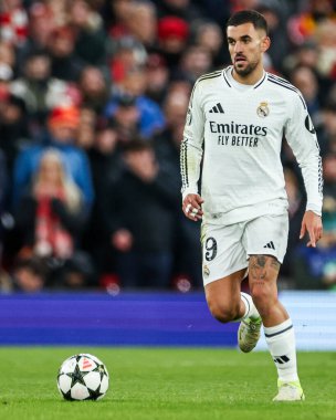 Real Madrid 'den Dani Ceballos, UEFA Şampiyonlar Ligi, Lig Faz MD5 Liverpool Real Madrid Anfield, Liverpool, Birleşik Krallık' ta 27 Kasım 2024 tarihinde top ile koşuyor.