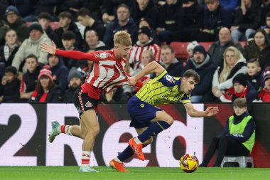 Sunderland 'dan Tom Watson ve West Bromwich Albion' dan Jayson Molumby, 26 Kasım 2024 'te Sunderland-West Bromwich Albion Stadyumu' nda oynanan Gökyüzü İddia Şampiyonası karşılaşmasında top için mücadele ediyorlar.
