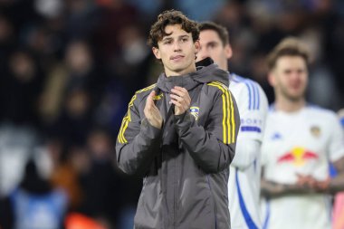 Leeds United takımından Brenden Aaronson 27 Kasım 2024 'te Leeds, İngiltere' de oynanan Sky Bet Şampiyonası maçından sonra taraftarları alkışlıyor.