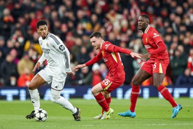 Real Madrid 'den Jude Bellingham, UEFA Şampiyonlar Ligi, Lig Faz MD5 Liverpool - Real Madrid Anfield, Liverpool, Birleşik Krallık' ta 27 Kasım 2024 tarihinde Liverpool 'lu Andy Robertson tarafından baskı altına alınmıştır.