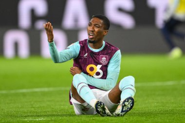 Burnley 'den Jaidon Anthony, Burnley, Burnley' de Burnley-Coventry City maçında Hakem Anthony Backhouse 'a itiraz ediyor.