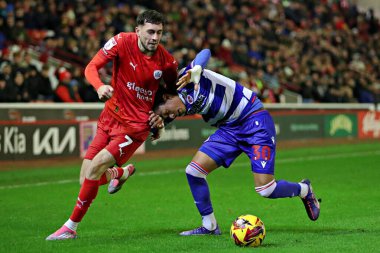 Barnsley 'den Corey O' Keefe 26 Kasım 2024 'te Oakwell, Barnsley, İngiltere' de oynanan Sky Bet 1 karşılaşmasında Reading 'den Andre Garcia ile mücadele etti.