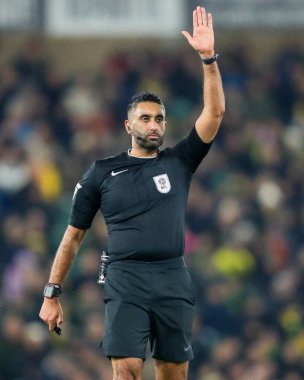 Hakem Sunny Gill, 26 Kasım 2024 'te Norwich City' nin Carrow Road, Norwich 'te Plymouth Argyle' a karşı oynadığı Sky Bet Şampiyonası maçında talimat verdi.