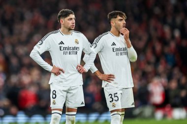 Real Madrid 'den Federico Valverde ve Ral Asencio, UEFA Şampiyonlar Ligi, Lig Faz MD5 Liverpool - Real Madrid Anfield, Liverpool, Birleşik Krallık, 27 Kasım 2024 tarihli Liverpool maçı sırasında kaçırılan penaltıdan dolayı üzgün görünüyorlar.