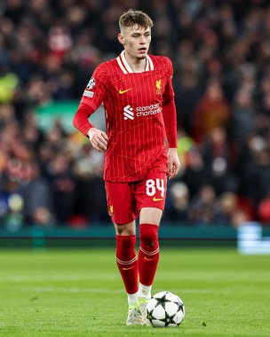 Liverpool 'dan Conor Bradley, UEFA Şampiyonlar Ligi, Lig Faz MD5 Liverpool Real Madrid Anfield, Liverpool, Birleşik Krallık' ta 27 Kasım 2024 tarihinde top ile koşuyor.