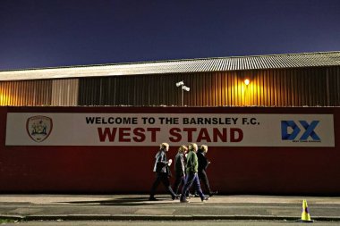 Taraftarlar Oakwell 'deki West Stand' in önünden geçtiler. Sky Bet Lig 1 maçından önce Barnsley, Oakwell, Barnsley 'de Reading' e karşı.