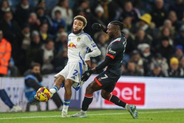 Leeds United takımından Jayden Bogle, Luton Town ile Leeds, İngiltere 'de oynanan Sky Bet Şampiyonası maçında Luton Town maçında Luton Town' dan Victor Moses 'ın baskısı altında pas attı.