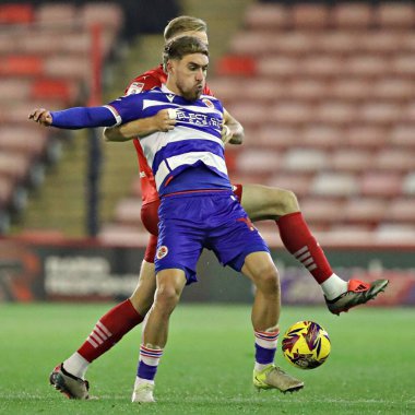 Okuyucu Sam Smith topu Sky Bet 1 maçında kontrol ediyor. Barnsley, Oakwell, Barnsley, İngiltere 'de Reading' e karşı.
