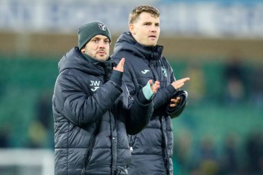 Norwich City 'den Jack Wilshere, 26 Kasım 2024' te Norwich City 'nin Norwich Road, Norwich, İngiltere' de Plymouth Argyle 'a karşı oynadığı karşılaşma sonrasında takımların kazandığı galibiyet sonrasında taraftarları kabul ediyor.