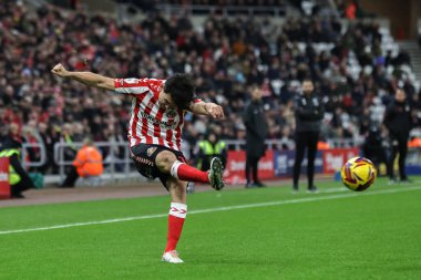 Sunderland 'dan Luke O' Nien, 26 Kasım 2024 'te İngiltere' nin Sunderland şehrinde oynanan Sunderland-West Bromwich Albion maçında topu geçiyor.