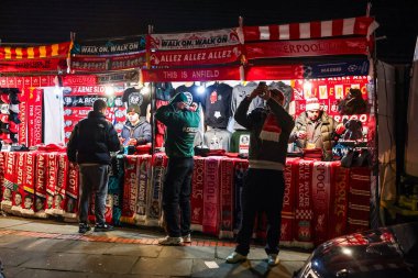 Taraftarlar, Anfield 'in dışında, UEFA Şampiyonlar Ligi, Lig Faz MD5 Liverpool Real Madrid Anfield, Liverpool, Birleşik Krallık' ta 27 Kasım 2024 tarihinden önce satış yapıyorlar.