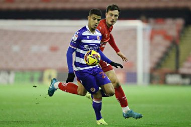 Reading 's Chem Campbell, Barnsley' den Josh Earl 'ün baskısıyla Sky Bet 1 maçı sırasında Oakwell, Barnsley' e karşı Reading, Birleşik Krallık, 26 Kasım 2024