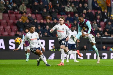 Burnley 'li Jaidon Anthony 26 Kasım 2024' te Burnley, Burnley 'de Coventry City' ye karşı oynadığı Gökyüzü İddia Şampiyonası maçında kalede şut çekiyor.