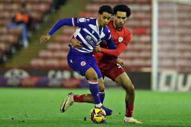 Barnsley 'den Jon Russell, Sky Bet 1 maçında Ben Elliot' a baskı yapıyor. Barnsley, Oakwell, Barnsley 'de Reading' e karşı.