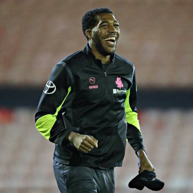 Barnsley 'nin Donovan Pines' ı Sky Bet 1 maçından önce Oakwell, Barnsley, İngiltere 'de Barnsley' e karşı.