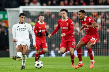 Real Madrid 'den Jude Bellingham topu UEFA Şampiyonlar Ligi, Lig Faz MD5 Liverpool Real Madrid Anfield, Liverpool, Birleşik Krallık' ta 27 Kasım 2024 tarihinde pas attı.