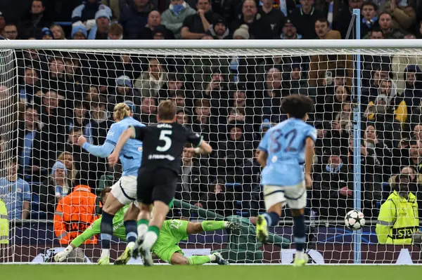 Manchester City 'den Erling Haaland, 26 Kasım 2024 tarihinde Etihad Stadyumu' nda oynanan UEFA Şampiyonlar Ligi maçında 1-0 öne geçmek için penaltı aldı.