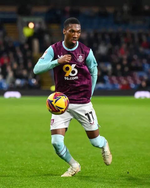 Burnley 'den Jaidon Anthony 26 Kasım 202' de Burnley, Burnley, Burnley 'de Coventry City' ye karşı oynadığı Gökyüzü İddia Şampiyonası maçında topa vuruyor.