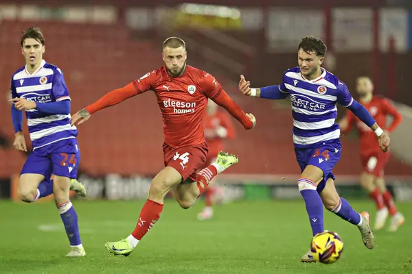 Barnsley 'den Stephen Humrphys 26 Kasım 2024' te Oakwell, Barnsley, İngiltere 'de oynanan Sky Bet Lig 1 karşılaşmasında Reading' den Louie Holzman ile mücadele etti.