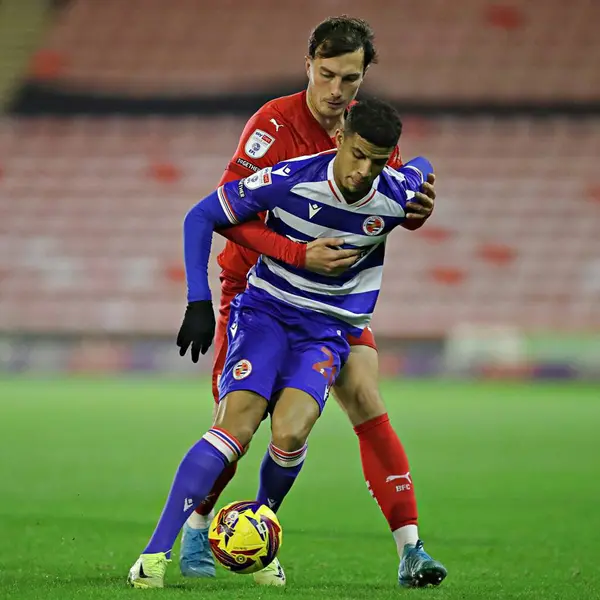 Reading 's Chem Campbell, Barnsley' den Josh Earl 'ün baskısıyla Sky Bet 1 maçı sırasında Oakwell, Barnsley' e karşı Reading, Birleşik Krallık, 26 Kasım 2024