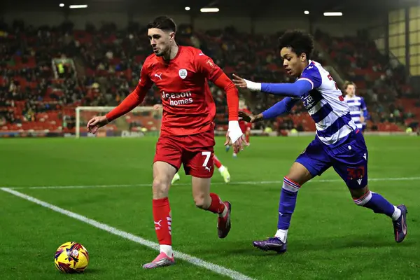 Barnsley 'den Corey O' Keefe, 26 Kasım 2024 'te Oakwell, Barnsley, İngiltere' de oynanan Sky Bet 1 karşılaşmasında Reading 'den Andre Garcia' dan baskı görüyor.