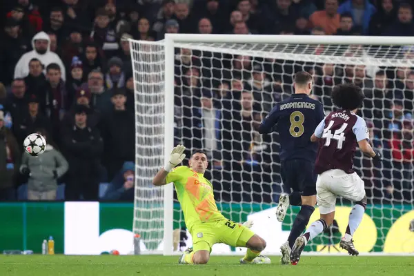Aston Villa 'dan Emiliano Martnez, UEFA Şampiyonlar Ligi, Lig Faz MD5 karşılaşması sırasında Juventus' lu Teun Koopmeiners 'in attığı şutu kurtardı. Aston Villa, Juventus' a karşı Villa Park, Birmingham, Birleşik Krallık, 27 Kasım 2024