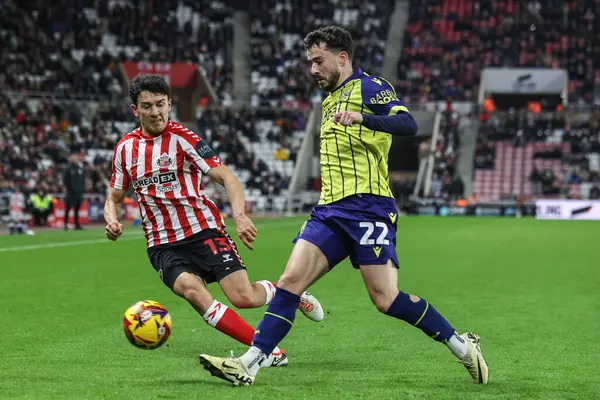 West Bromwich Albion takımından Mikey Johnston, 26 Kasım 2024 'te Sunderland-West Bromwich Albion maçında topu geçiyor.