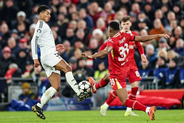 Real Madrid 'den Jude Bellingham, Liverpool' lu Ryan Gravenberch ile UEFA Şampiyonlar Ligi, Lig Faz MD5 Liverpool - Real Madrid maçı sırasında Anfield, Liverpool, Birleşik Krallık 'ta 27 Kasım 2024' te mücadele etmiştir.