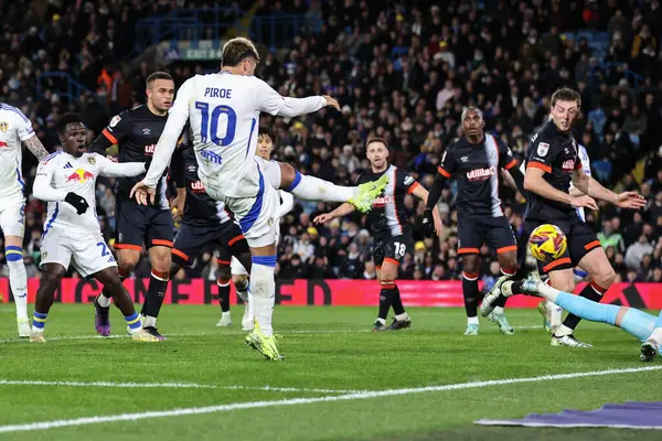 Leeds United takımından Jol Piroe 27 Kasım 2024 'te Leeds Road, İngiltere' de oynanan Sky Bet Şampiyonası maçında 2-0 öne geçti.
