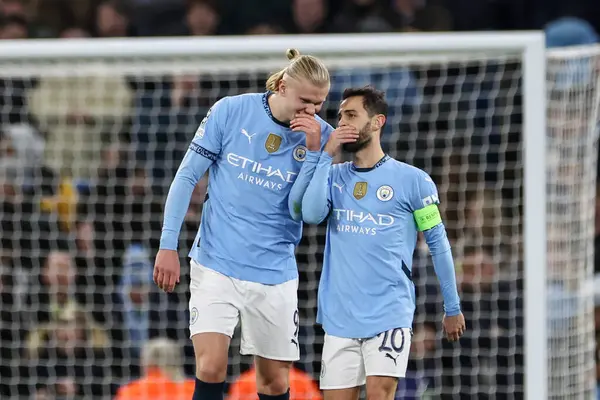 Manchester City 'den Erling Haaland, Manchester City - Feyenoord maçında Manchester City' nin 26 Kasım 2024 'te Etihad Stadyumu' nda Manchester City ile oynadığı maçta Manchester City 'li Bernardo Silva ile 1-0' lık galibiyetini kutluyor.