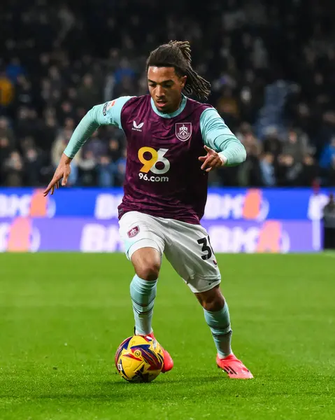 Burnley takımından Luca Koleosho 26 Kasım 2024 'te Burnley, Burnley, Burnley' de Coventry City 'ye karşı oynadığı Gökyüzü İddia Şampiyonası maçında topa vuruyor.
